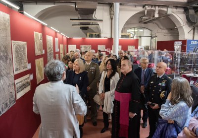 Un momento dell'inagurazione della mostra, con il Prof. Cantile che illustra una delle carte esposte Un momento dell'inagurazione della mostra, con il Prof. Cantile che illustra una delle carte esposte