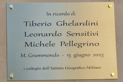 Bandiera Istituto Geografico Militare - dono alla Senatrice Rauti